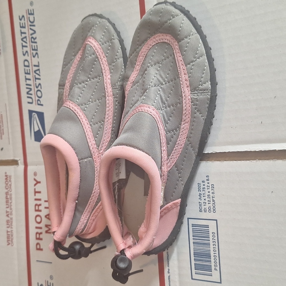 GIRLS WATER SHOES SIZE 2 JUST SPEED